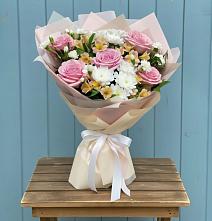 Букет цветов из:  Гвоздики, Орхидеи и Розы в Победе