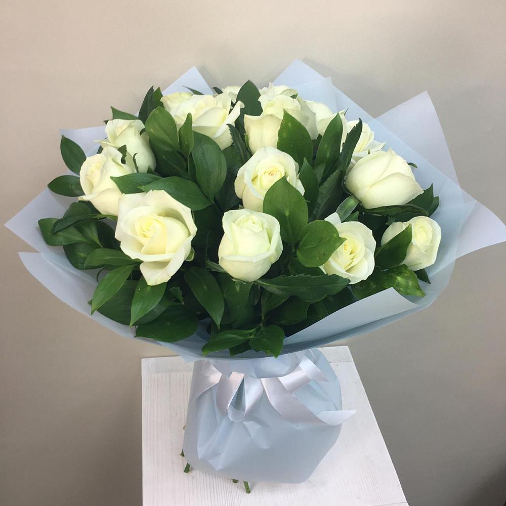 Букет 15 Белых роз Проуд в Победе