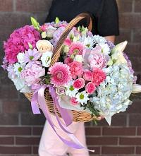 Цветочная композиция из Розы, Хризантемы, Пионы и Лизиантусы в корзине в Победе
