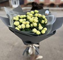 Букет Белые кустовые розы Солинеро в Победе