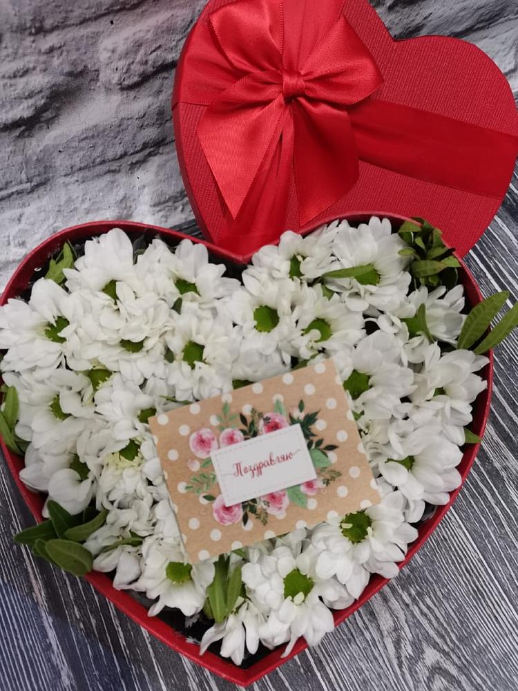 Цветочная композиция из Хризантемы в виде сердца в Победе