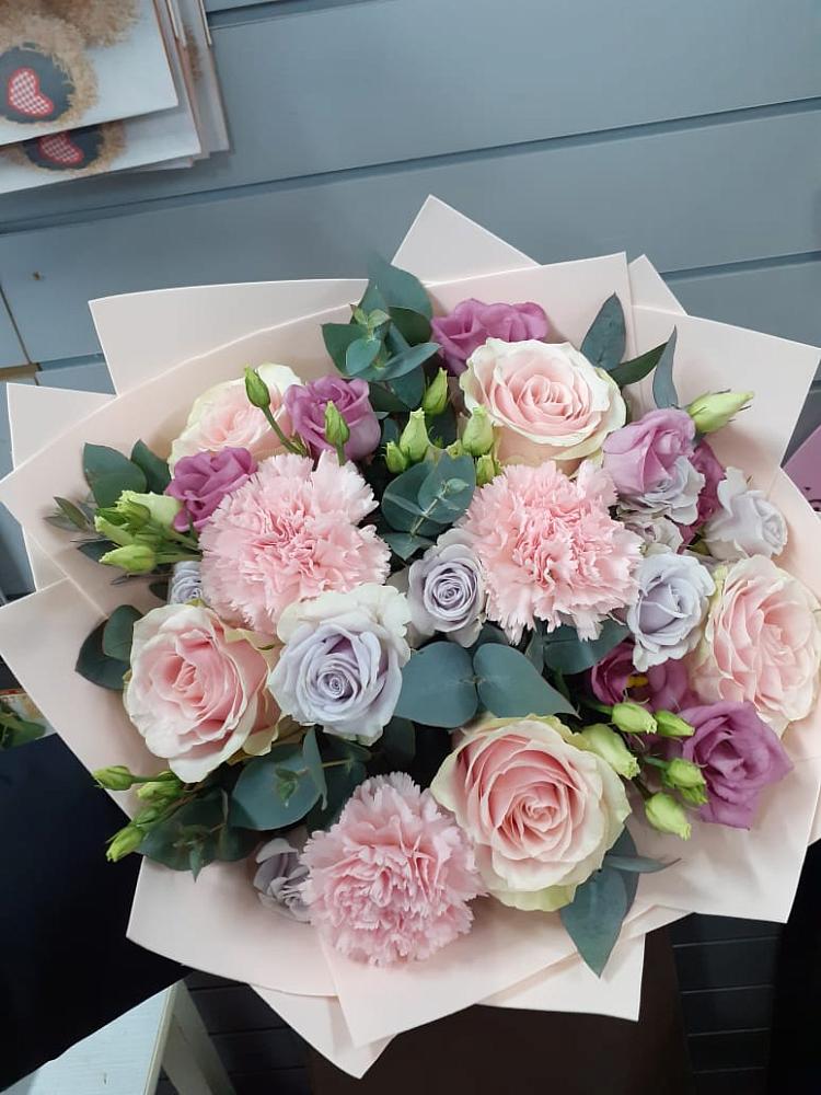 Букет цветов из: Розы, Гвоздики и Лизиантусы в Победе